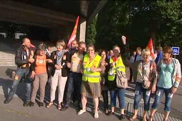 Les salariés qui ne pouvaient pas assister à l'audience se sont retrouvés devant le tribunal, ce matin. 