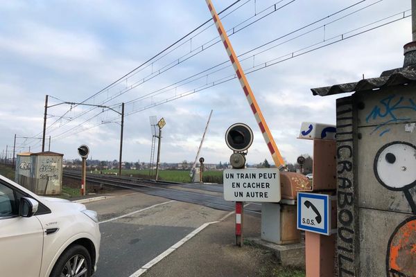 Passage à niveau de la carronière à Péronnas (Ain) où s'est produite la collision entre une voiture et un TGV.