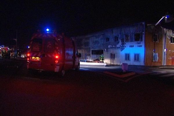 Le Soler (Pyrénées-Orientales) : le bâtiment a été entièrement détruit par les flammes - mardi 26 Novembre 2013