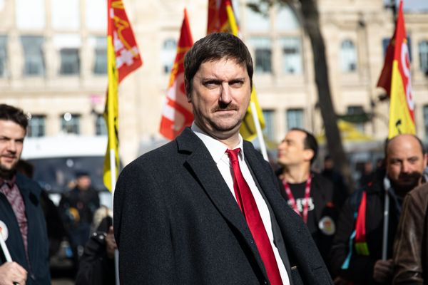 Laurent Brun lors d'un rassemblement devant la gare du Nord à Paris, le 5 novembre 2019, à l'appel de la CGT-Cheminots pour défendre les services vente et escales dans les gares.