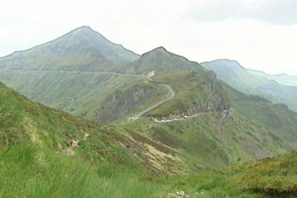 La Pastourelle accueille le 23 mai 2015 dans les Monts du Cantal prés de 4000 passionnés de trail entre Salers et le Puy Mary, Grand Site National.