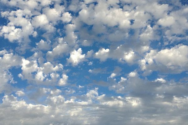 Quelques nuages épars dans le ciel.