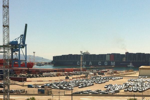 Le "Jules Verne", plus grand porte-conteneurs du monde, arrive à Mourepiane le 3 juin 2013