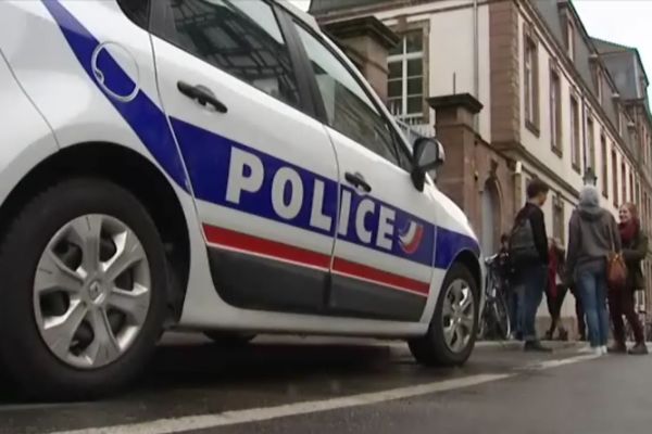 Le dispositif de police installé devant un des lycées à Strasbourg, vendredi (Lycée Saint-Etienne, Strabsourg)