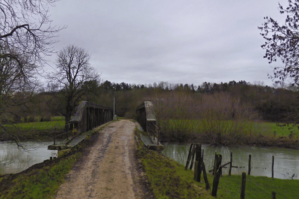 Un pont à Argenteuil-sur-Armançon (Yonne).