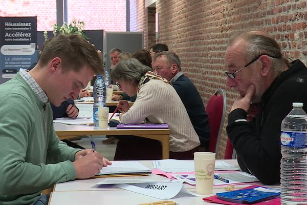 Des porteurs de projets agricoles rencontraient des agriculteurs voulant céder leur exploitation lors d'un Farm'dating à Péronne.