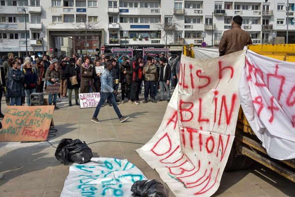 La manifestation rassemblant migrants et militants associatifs, place d'Armes, à Calais.