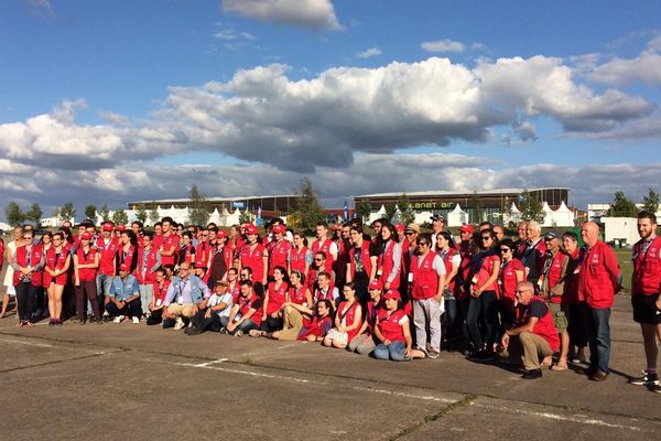 Les volontaires du Grand Est Mondial Air Ballons, ce sont 200 bénévoles dont 30 lycéens du Passeport aventure, tirés au sort pour participer de l'intérieur au plus important rassemblement mondial biennal de montgolfières (Ici en 2017).