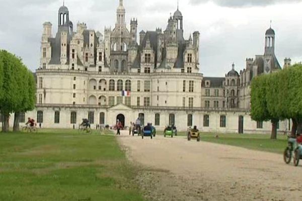 Petite pause au Château de Chambord, une des escales de la Loire à Vélo. 