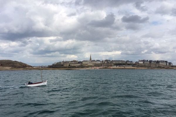 Bateau de pêche-plaisance en face Saint-Malo - illustration