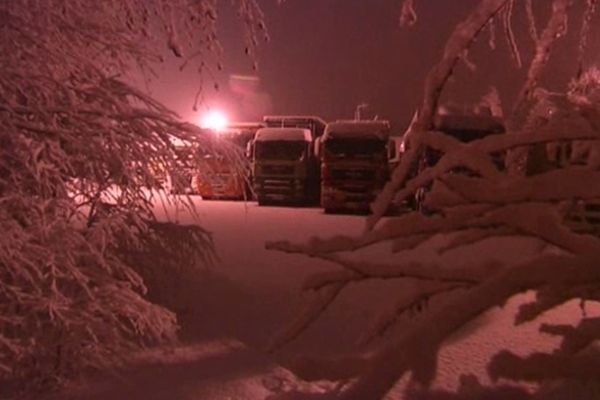 Durant 5 heures, il est tombé près de 20 centimètres de neige en Lozère, où les poids lourds ont été stockés aux abords de l'A75.