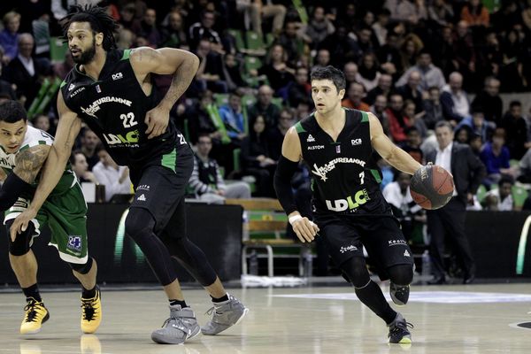 Villeurbanne, le 13 décembre 2015 - Basket Pro A 12e journée: l'ASVEL (en noir) recoit Nanterre (en vert) à l Astroballe et remporte la rencontre 66 à 59. A l'image : Darryl Watkins (G) et Trenton Meacham (D), ASVEL