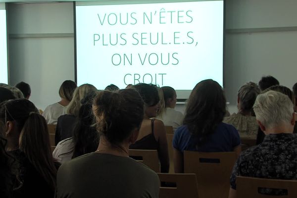 La réunion publique de la Ciivise, le 14 septembre à Grenoble, a fait salle comble.