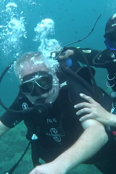 Des trois rescapés de l'attentat de Nice, Valéry Luczynski sera le premier à se jeter à l'eau pour une séance de plongée sous-marine.