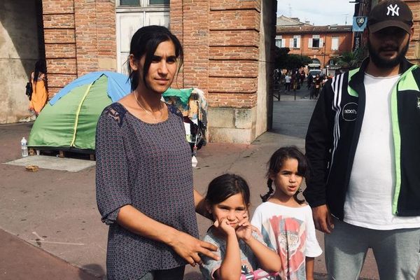 Cette famille s'est installée dans une tente à Saint-Cyprien, en attente d'une réponse à sa demande d'asile