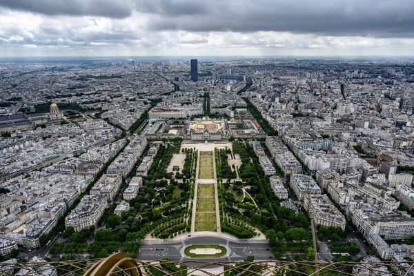 Le Champ-de-Mars, près de la tour Eiffel à Paris. (Photo d'illustration)