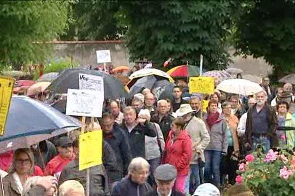 Samedi matin, ils étaient plus d'un demi-millier de Brivadois à marcher de la place de Paris jusqu'à l'hôpital de Brioude. Pour réclamer un rattachement au CHU de Clermont-Ferrand et non avec l'hôpital du Puy-en-Velay comme veut l'imposer l'Agence Régionale de Santé.