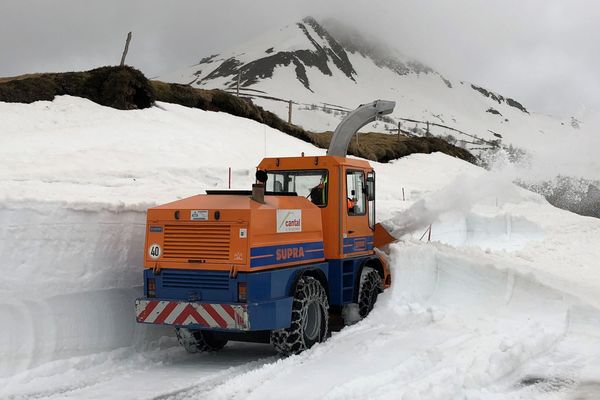 Les engins de déneigement ont repris du service lundi 9 avril, au Pas de Peyrol, dans le Cantal. Objectif : dégager cette route touristique et permettre l’accès des véhicules le 26 avril au plus tôt.