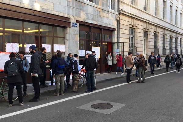 Ils étaient une vingtaine à participer au rassemblement du 26 novembre : certains syndicats étudiants ne s'étaient pas joints au mouvement