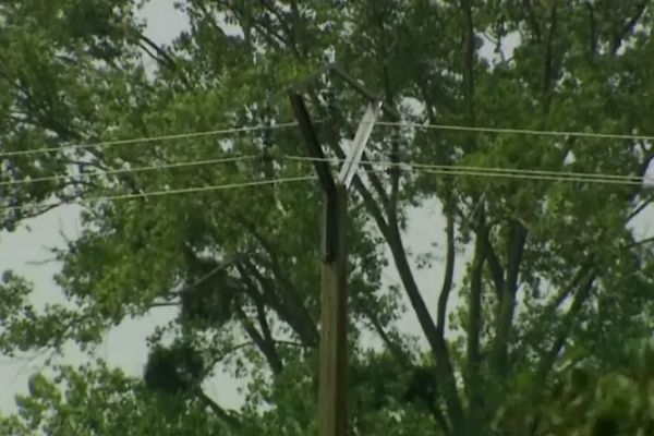 Les lignes à haute tension se situent au plus bas à 6 mètres du sol... Certains cannes à pêche atteignent 13 mètres de long, et sont composées de matériaux très conducteurs comme le carbone