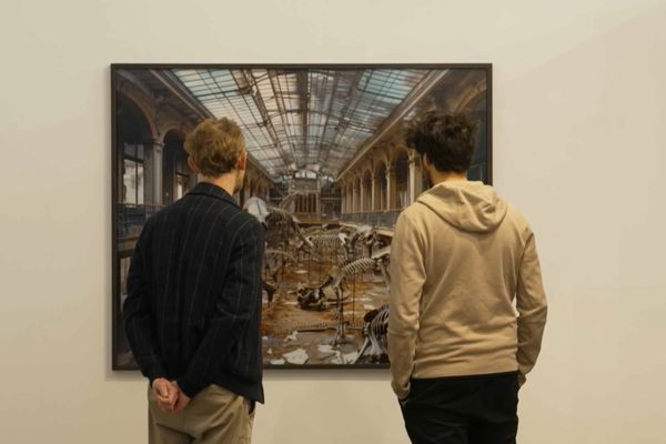 Yves Marchand et Romain Meffre devant l'un de leurs oeuvres