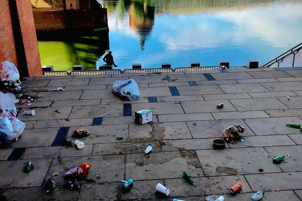 Place Saint-Pierre à Toulouse, vendredi 15 octobre 2021. Sur les marches, en bordure de la Garonne, les déchets abandonnés par les fêtards de la veille au soir.