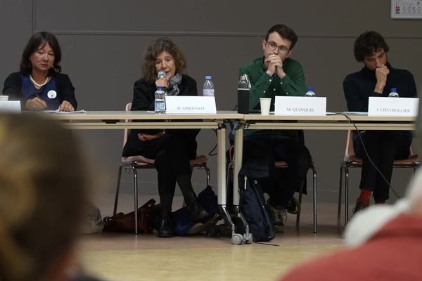 La contrôleuse générale des lieux de privation de liberté Dominique Simonnot (deuxième en partant de la gauche), lors d'une table ronde à Angers (Maine-et-Loire), le 21 septembre 2024.