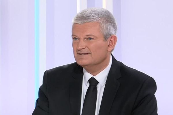 Olivier Falorni, député de Charente-Maritime sur le plateau de France 3 Poitou-Charentes pour l'émission Dimanche en Politique.