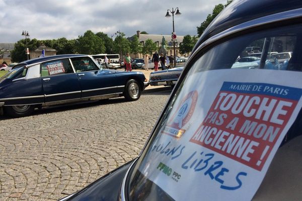 Que vont devenir les voitures anciennes dans Paris à partir du 1er juillet ? Leurs propriétaires ont manifesté le dimanche 26 juin.