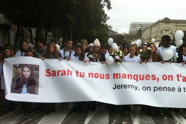 La marche blanche pour Sarah, tuée par un chauffard le 10 janvier dernier sur un passage piétons à Angers, rassemble beaucoup de monde pour dire stop à la violence routière