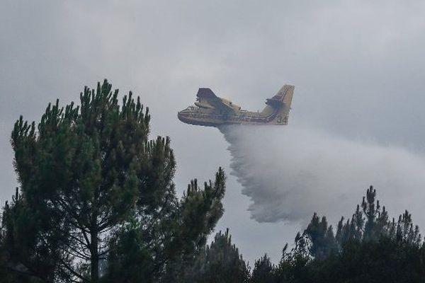 Les Canadair en action à Saint-Jean-d'Illac ont dû se détourner sur l'incendie de Naujac