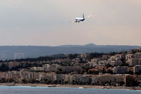 Approche d'un avion à Nice