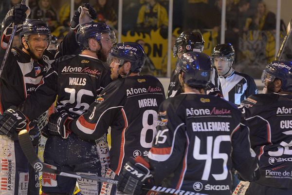 Ligue Magnus, les Ducs d'Angers battent les Dragons de Rouen, ils accèdent à la finale où ils rencontreront les Diables Rouges de Briançon