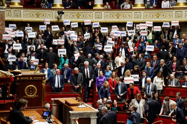 Protestation de la Nupes après l'adoption du projet de loi Immigration à l'Assemblée Nationale.