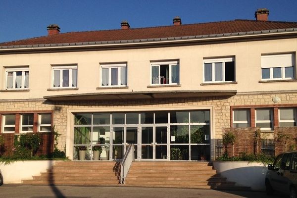 Salle des fêtes de Damery (Marne) où ont été hébergés d'urgence les vendangeurs polonais.