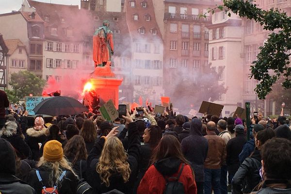 Une foule compacte place Kléber pour dénoncer le racisme.