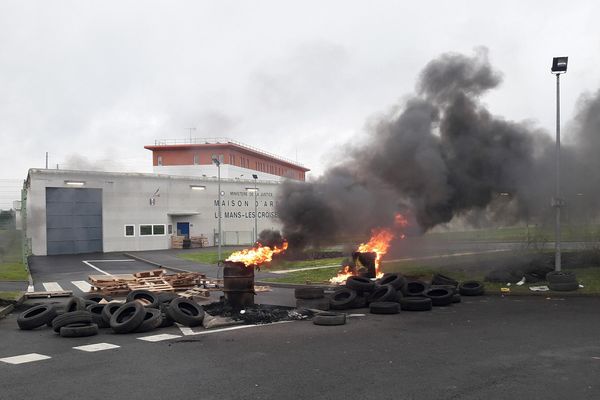 Des surveillants ont fait brûler des pneus ce matin devant la maison d'arrêt de Coulaines, près du Mans. 