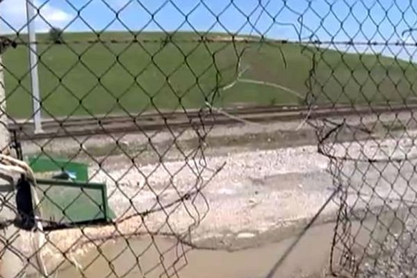 Laudun-l'Ardoise (Gard) - les clôtures du site Arcelor-Mittal vandalisées  - 28 avril 2015.