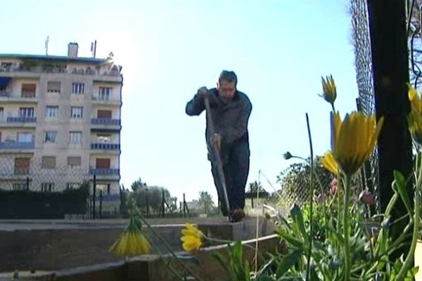 Au jardin ou au sport, les personnes âgées ont la forme sur la Côte d'Azur.