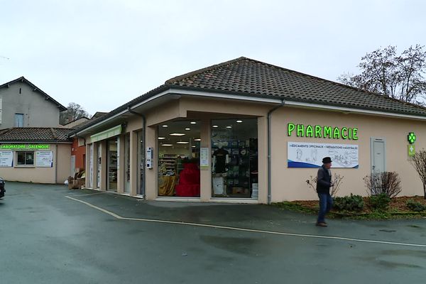 Cette pharmacie de Tocane-Saint-Apre, en Dordogne, fabrique ses médicaments.