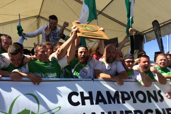 L'équipe de Sauxillanges (Puy-de-Dôme), en vert et blanc, a remporté cette finale.