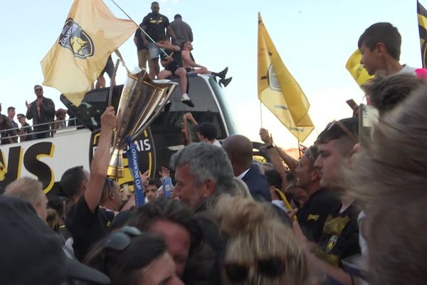 Un supporter brandissant la coupe d'Europe lors de la parade des joueurs du Stade Rochelais dimanche soir sur le Vieux port.