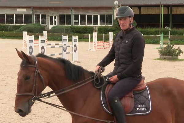 Roger Yves-Bost à l'entraînement dans son écurie de Barbizon