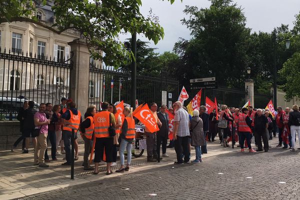 A Epernay, ils sont une centaine rassemblés devant la mairie ce 22 mai.