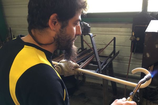 A Orléat, dans le Puy-de-Dôme, les cannes simples nécessitent 20 à 30 étapes de fabrication.