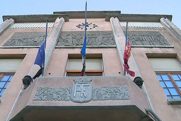 Trèbes (Aude) - les drapeaux en berne au fronton de la mairie - 28 mars 2018.