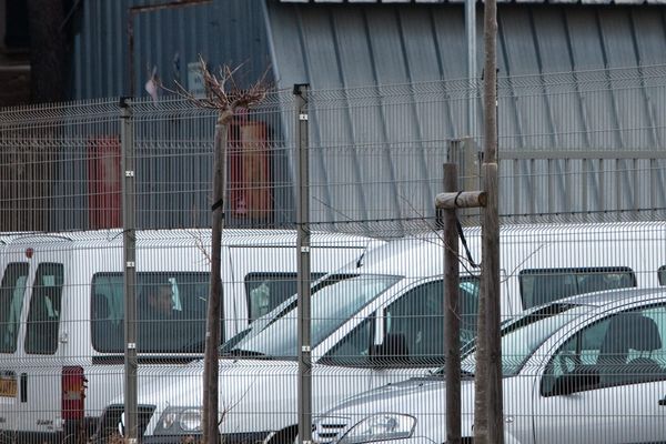 Les grilles du centre de rétention administrative de Nîmes.