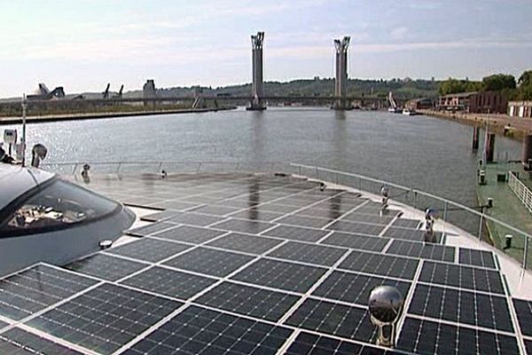 Le plus grand bateau solaire du monde est en escale à Rouen.