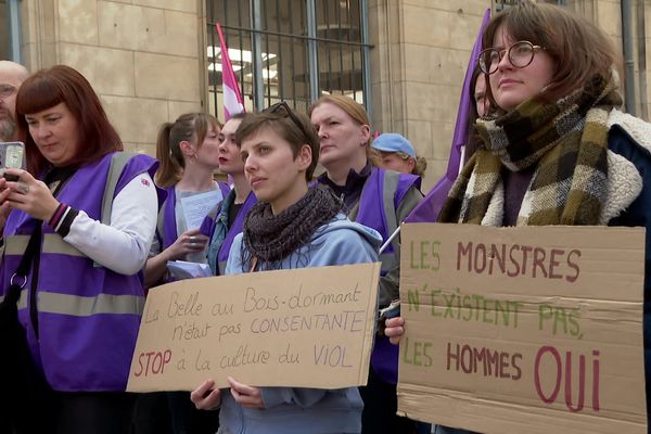 "Ce procès n'est pas un fait divers", entend-on lors du rassemblement.