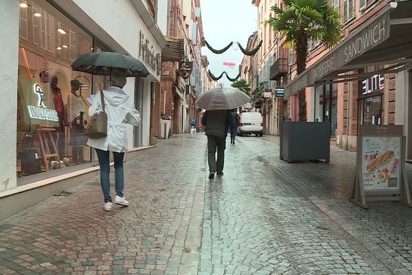 Rue commerçante de Montauban.